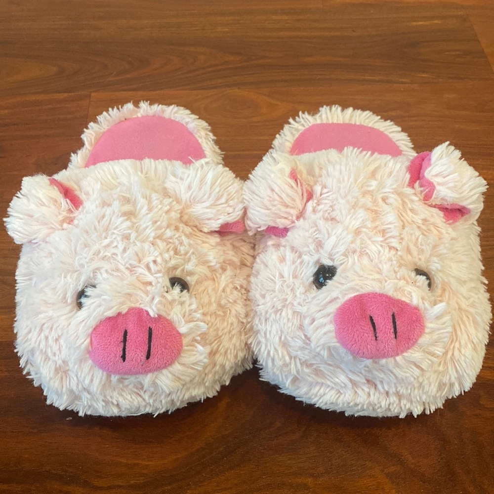 Adorable Pig slippers! Size 7-8